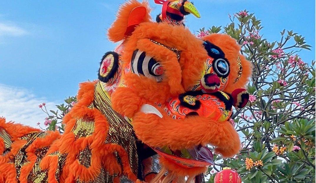 Pertunjukan barongsai di Ancol saat libur Imlek.