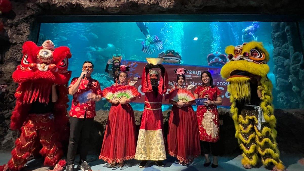 Barongsai dalam air di Sea World Ancol, Jakarta sambut Imlek.