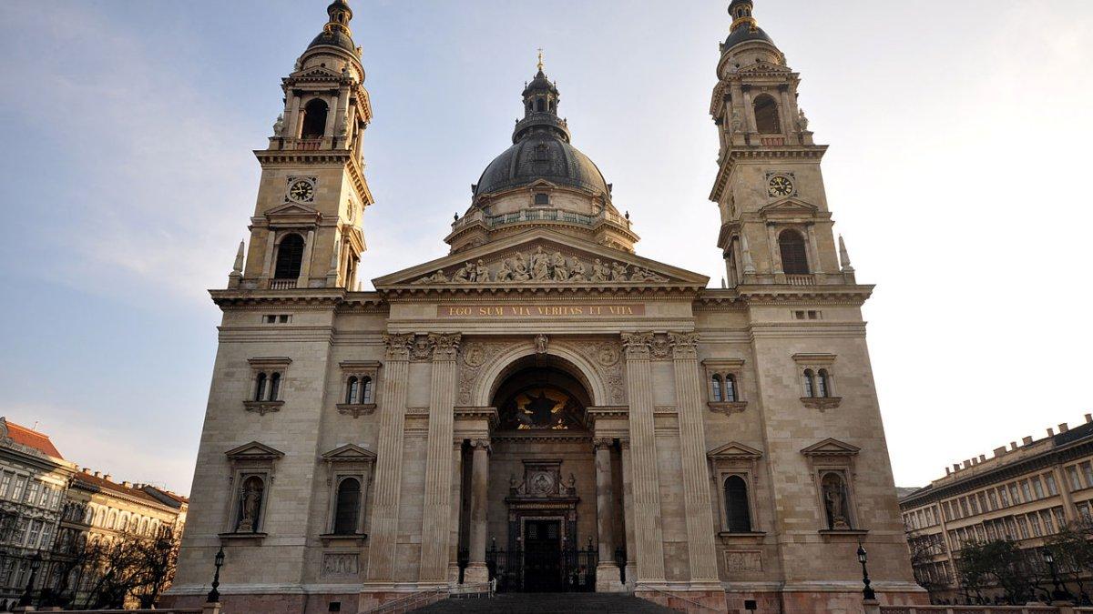 Basilica of St Stephen, satu tempat wisata di Budapest Hungaria yang gratis dikunjungi.