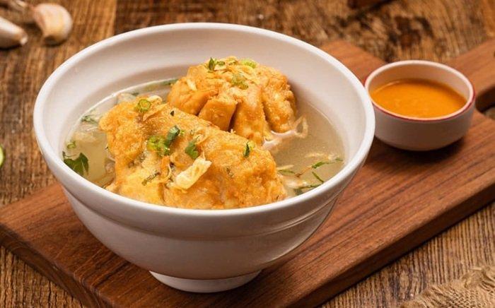 KULINER BANDUNG - Sajian batagor kuah di Batagor Riri Bandung yang hits, Rabu (2/7/2025). Traveler yang ingin berwisata kuliner di Bandung, cek itinerary dengan bujet Rp 380 ribuan.