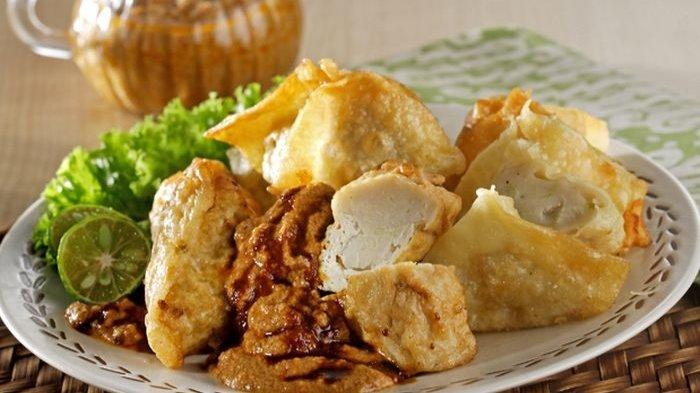 Batagor yang disajikan dengan sambal kacang.