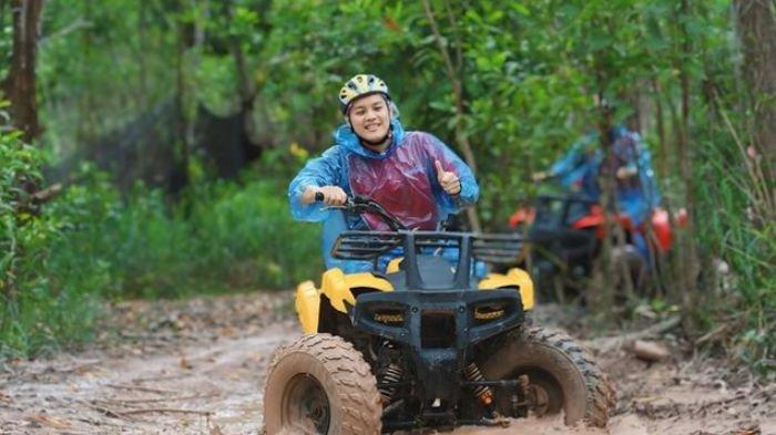 Wisatawan bermain ATV di Batam Adventure Park.