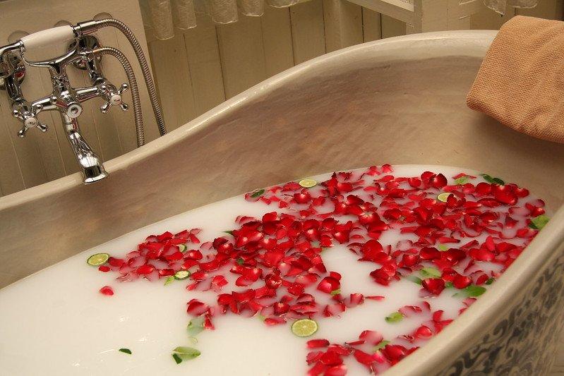Bath Petals, satu produk yang bisa kamu beli di DAISO Jepang.