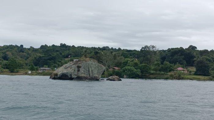 Batu Guru Parulas terlihat jelas saat melintas dari Dermaga Onanrunggu menuju dermaga terdekatnya sebelum menyeberang menuju Kota Balige.