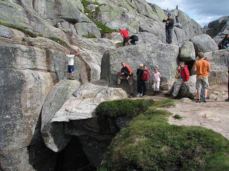 Batu Kjerag dilihat dari 'belakang'