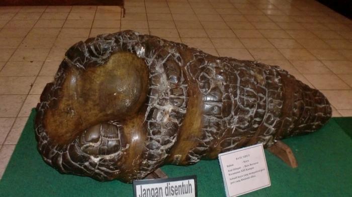 Batu siput seberat 1 ton di Museum Daerah Sang Nila Utama.