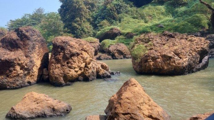 Bebatuan Curug Cimarinjung.