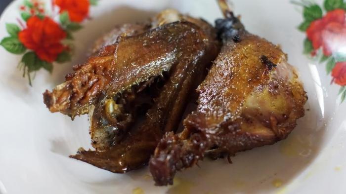 Warung Makan Opor Bebek dan Bebek Goreng Bu Yadi di Klaten, Jawa Tengah.