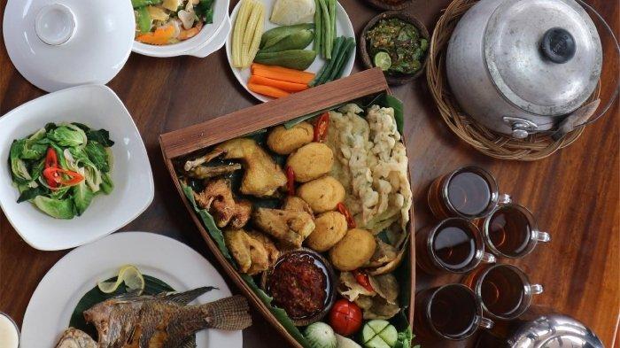 Beberapa pilihan menu makanan khas Sunda di Darmaga Sunda Lembang, Bandung.