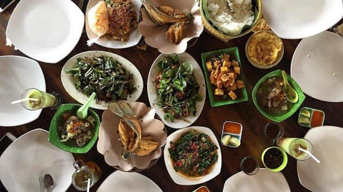 Beberapa pilihan menu makanan khas Sunda di Resto d'SDL Lembang, Bandung.