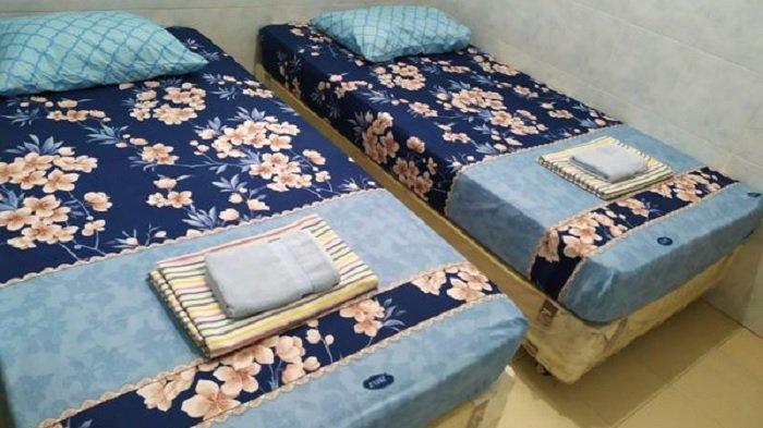 Kamar penginapan di hotel Bee Guest House, Bogor.