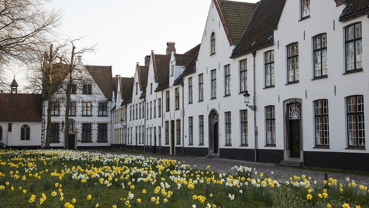 Begijnhof, satu tempat wisata di Amsterdam Belanda yang gratis buat kamu kunjungi.