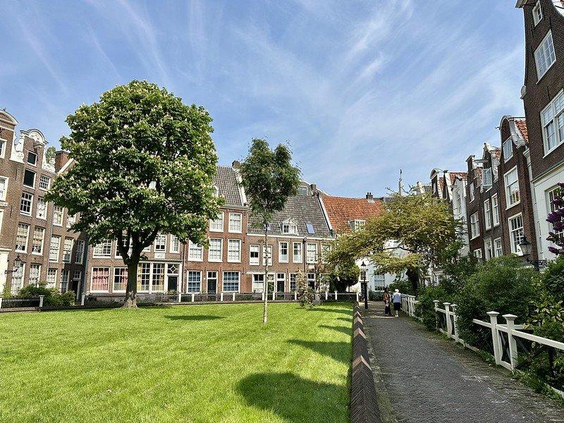 Begijnhof, satu tempat wisata gratis di Amsterdam buat liburan yang hemat anggaran.