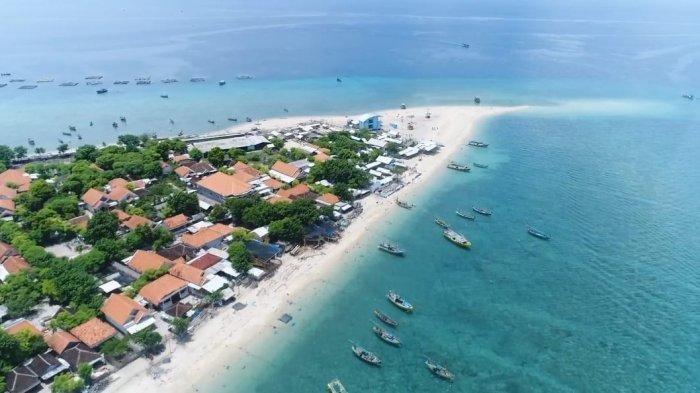 Bentang panorama Pulau Gili Ketapang dari ketinggian.