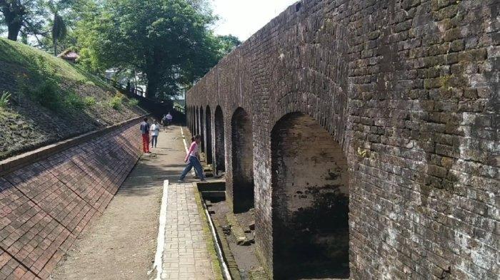 Beberapa wisatawan sedang asyik mengelilingi bangunan-bangunan yang ada di Wisata Benteng Pendem Cilacap. Pengunjung bisa belajar sejarah sekaligus menikmati suasanya yang asri di Benteng Pendem.