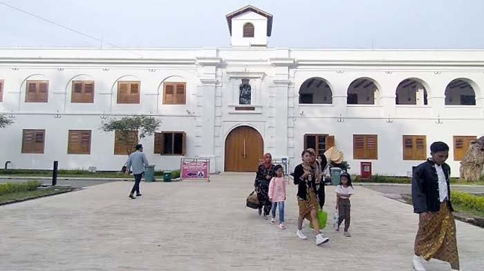 WISATA BENTENG PENDEM - Suasana di Benteng Van Den Bosch Ngawi, Jalan Untung Suropati, Kecamatan/Kabupaten Ngawi, ramai dikunjungi wisatawan menjelang berbuka puasa, Selasa (4/4/2023).