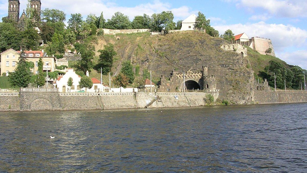 Benteng Vyšehrad, satu tempat wisata di Praha Ceko yang gratis buat dikunjungi buat liburan hemat.