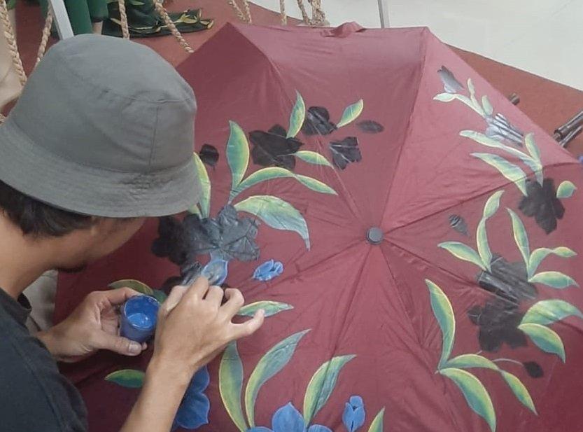 Beragam produk kain lukis Nasrafa, mulai dari syal hingga payung, mencerminkan kreativitas pelukis Solo.