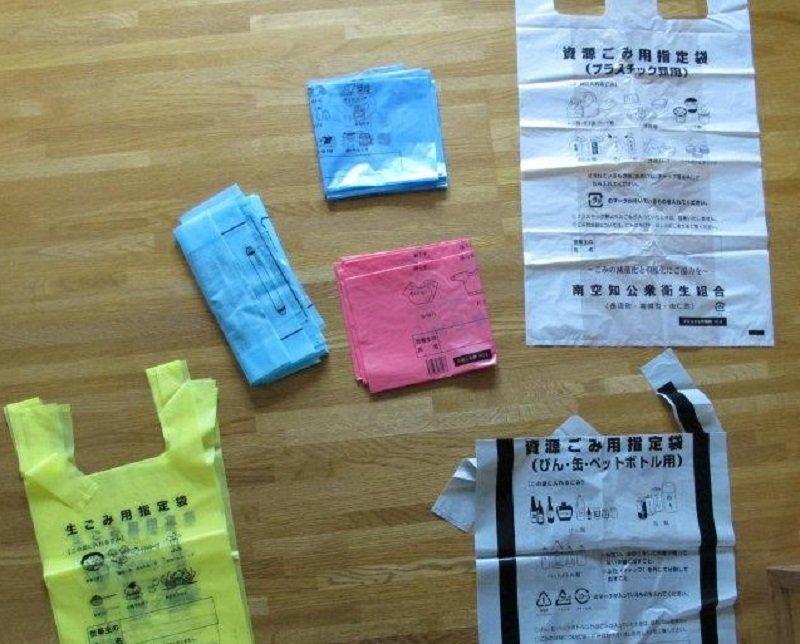 Berbagai jenis kantong buat buang sampah di Jepang