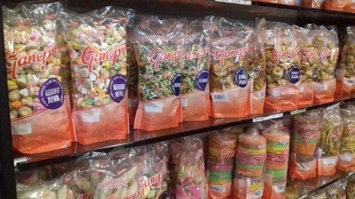 Berbagai jenis kue kering yang dijual di Toko Roti Ganep, Solo