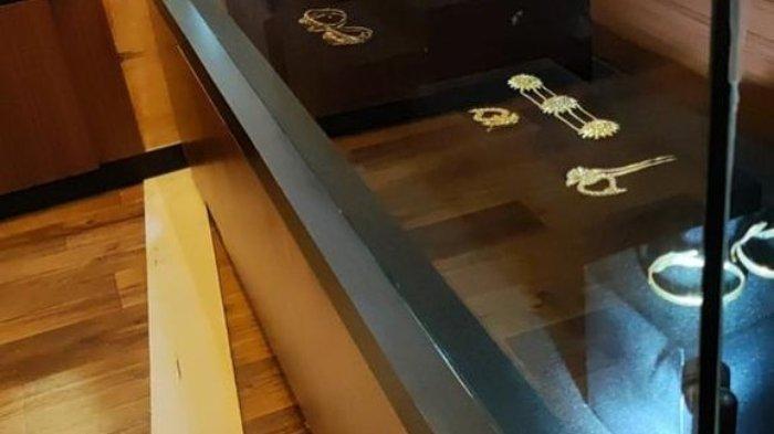 Bermacam koleksi yang tersimpan di Museum Adityawarman, tempat wisata edukatif dan murah meriah di Padang, Sumatera Barat.