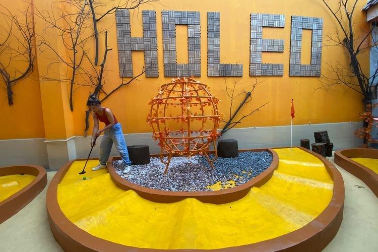 Bermain mini golf di HOLEO Golf & Museum di Cideng, Gambir, Jakarta Pusat