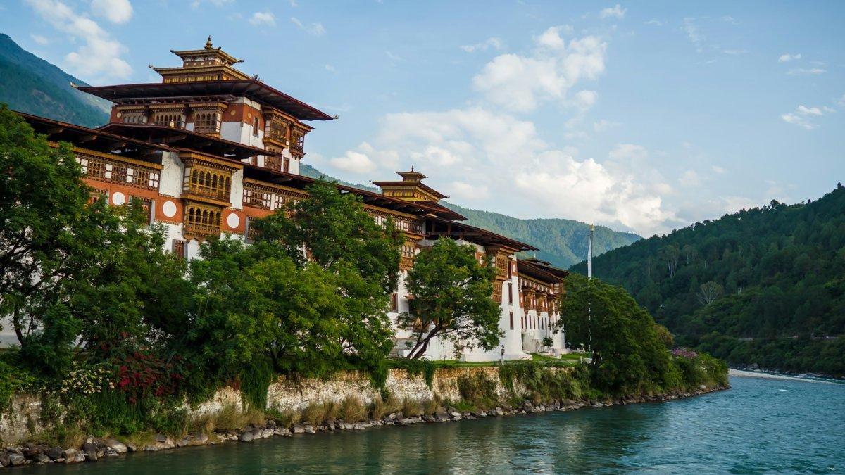Bhutan bisa dikunjungi shio monyet.