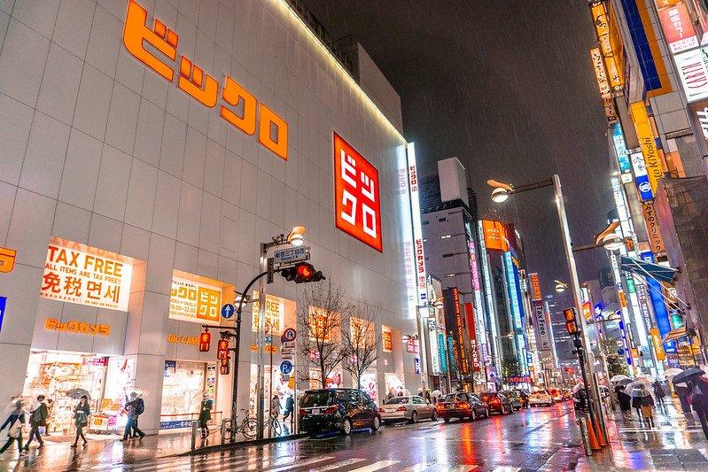 Bic Camera, satu tempat belanja terbaik di Shinjuku Jepang buat berburu oleh-oleh.