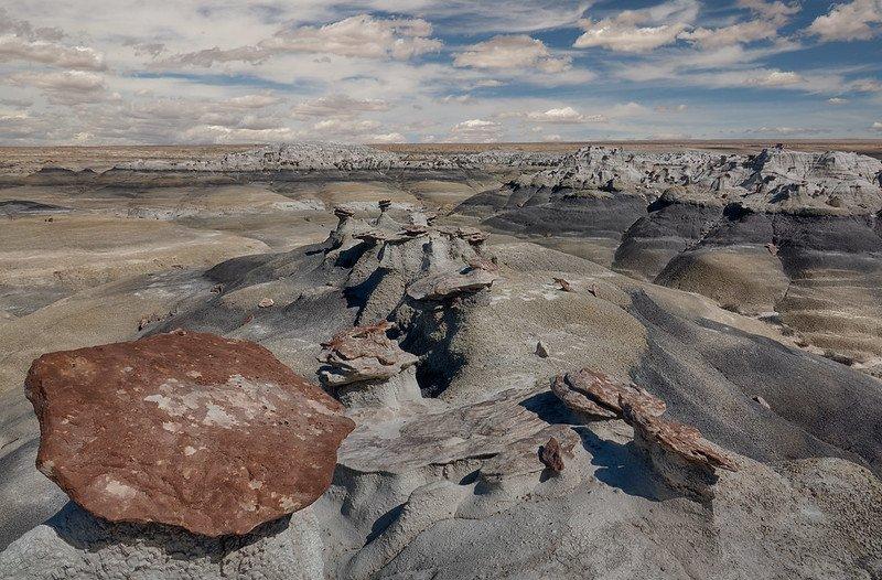 Bisti Badlands, satu tempat wisata di dunia yang serasa berada di planet lain.