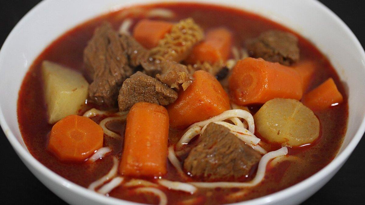 Bo kho, satu sarapan khas Vietnam yang wajib kamu coba saat liburan ke sana.