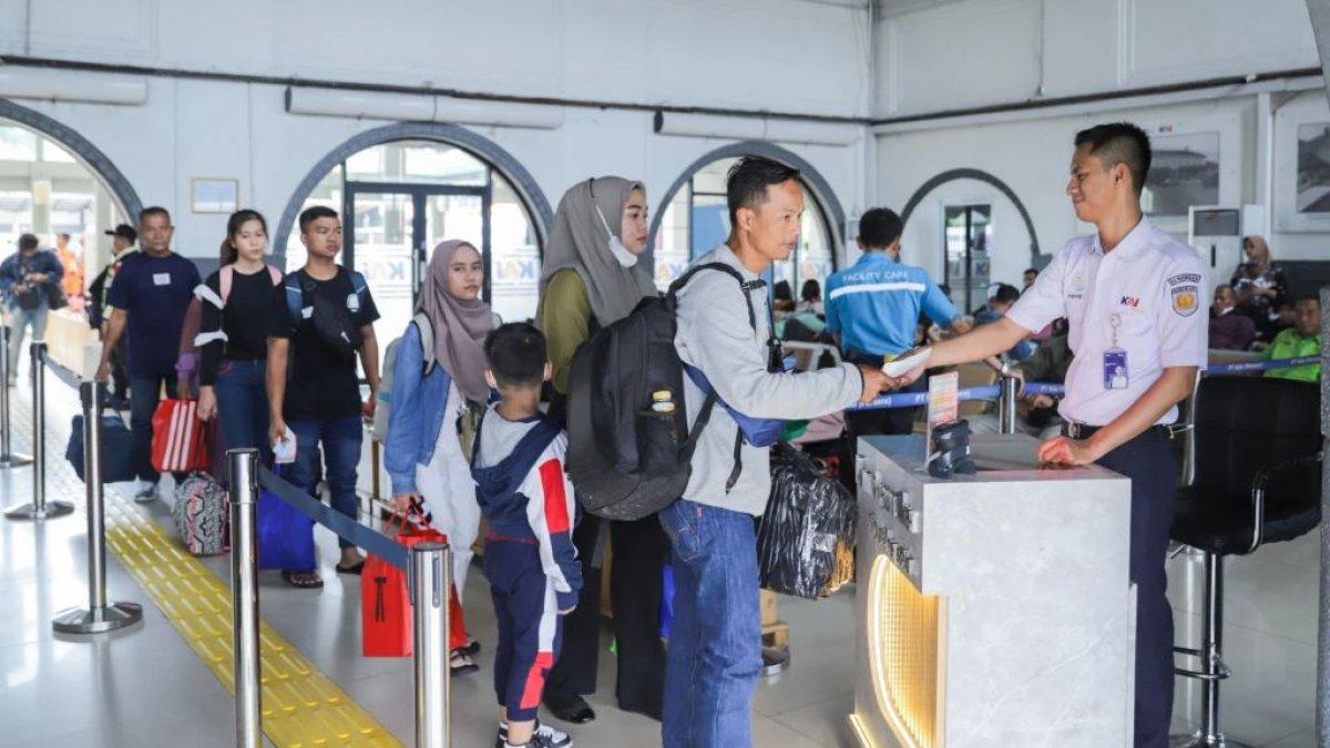 Proses boarding atau pengecekan tiket para penumpang sebelum memasuki kereta api