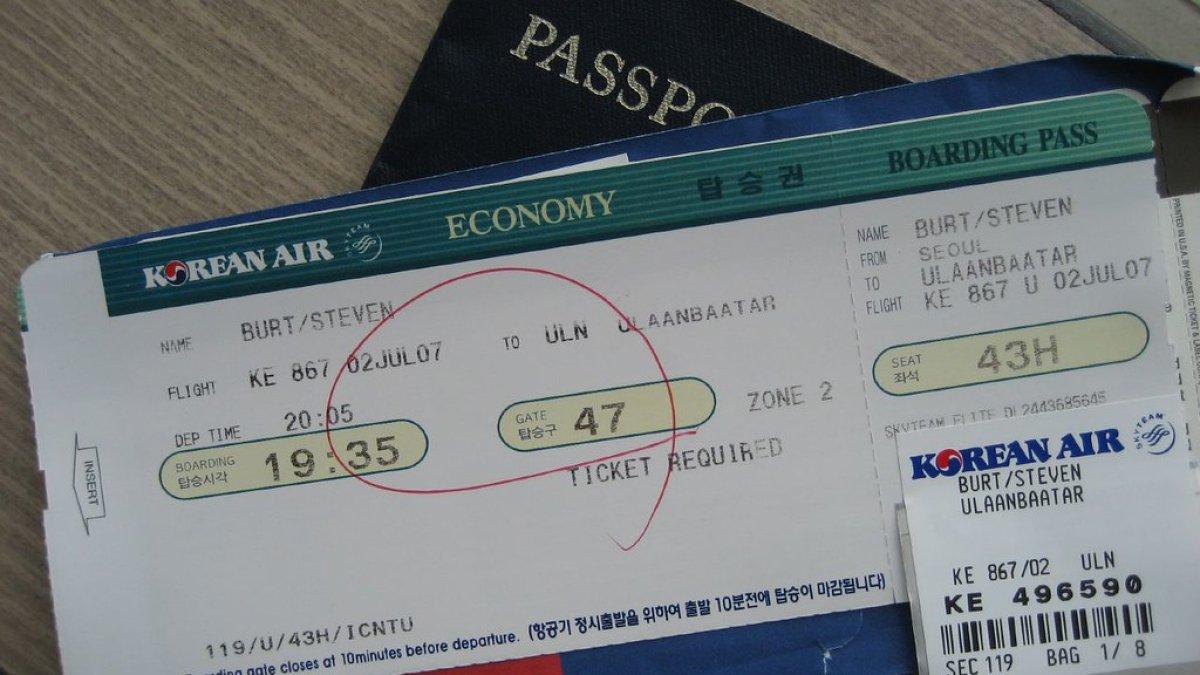 Boarding pass yang berisi nomor penerbangan.