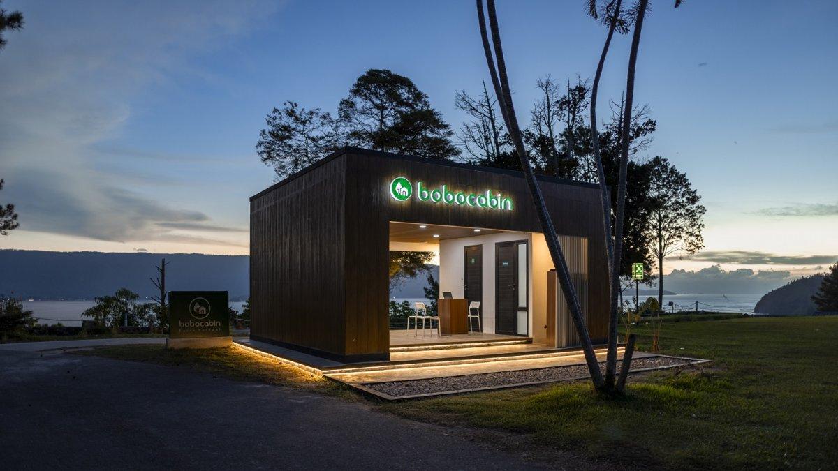 Pengembangan Bobocabin Patra Parapat, sebuah destinasi glamping (glamorous camping) modern yang menggabungkan teknologi canggih dan keindahan alami Danau Toba.