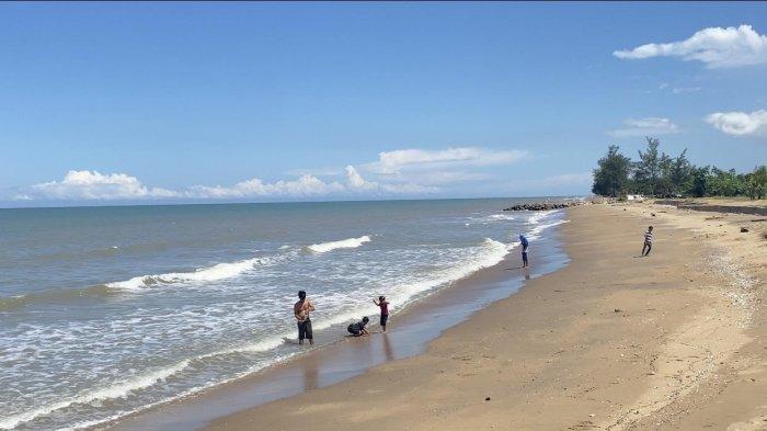 WIASTA TANAH LAUT - Pengunjung tengah berenang di tepi pantai Borneo Beach Jorong, Tanah Laut, Kalimantan Selatan, Minggu (6/7/2025).