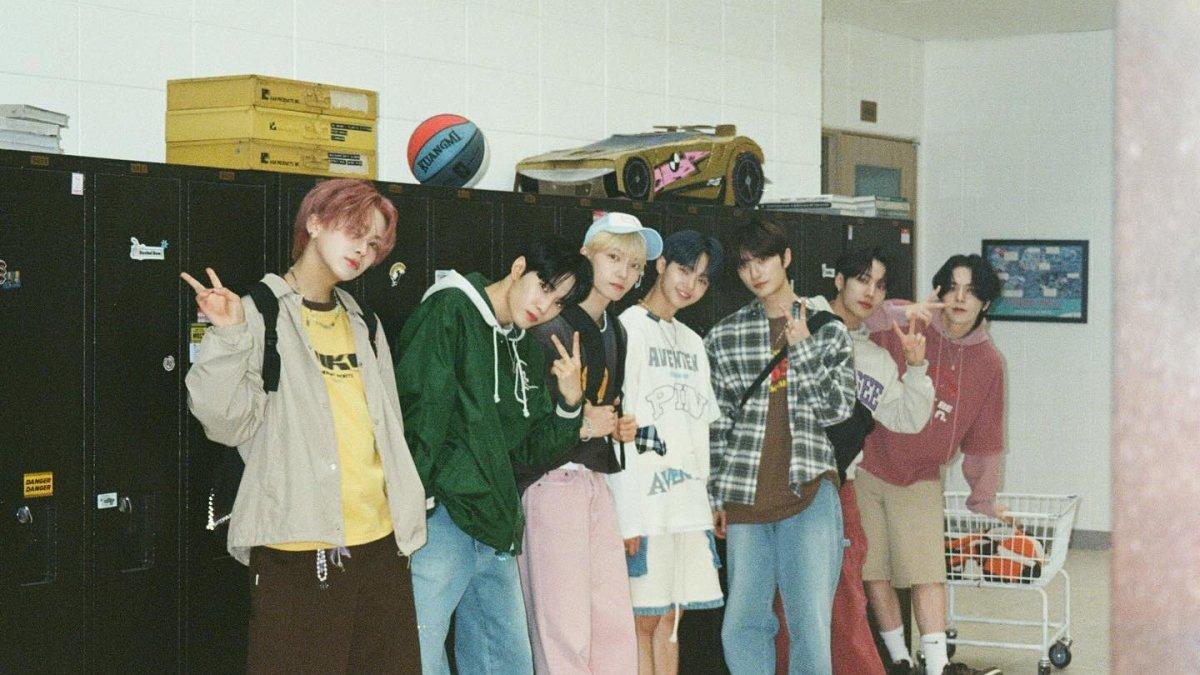 Boygroup asal Korea Selatan ini tengah menghadapi skandal membernya yang menjual hadiah penggemar ke situs online.