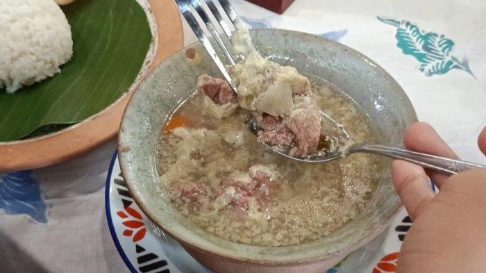 BRENGKES - Brengkes, makanan era 60-an dari kawasan Panembahan Plered, Kabupaten Cirebon mulai dibangkitkan kembali di sebuah rumah makan bernama Kambas Table di Jalan Panembahan Utara, Kecamatan Plered, Kabupaten Cirebon. Foto diambil 15 Mei 2025.