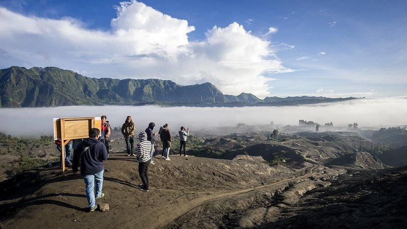 WISATA BROMO - Wisatawan di kawasan Taman Nasional Bromo Tengger Semeru, Jawa Timur, Rabu (18/6/2025).