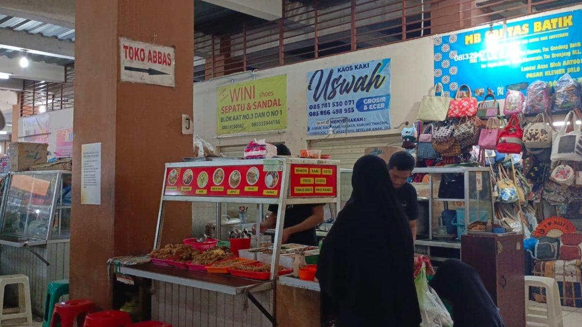 Buat kamu yang belanja di Pasar Klewer Solo tak perlu takut kelaparan. Ada sejumlah warung makan yang bisa kamu kunjungi.