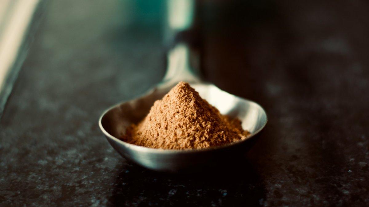 Bubuk kakao tanpa pemanis, satu makanan yang tidak mudah rusak dengan masa simpan yang panjang.