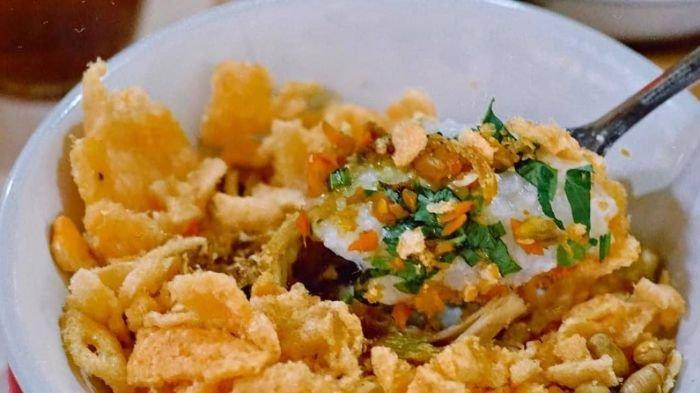 Bubur Ayam M. Toha, kuliner malam di Cirebon.
