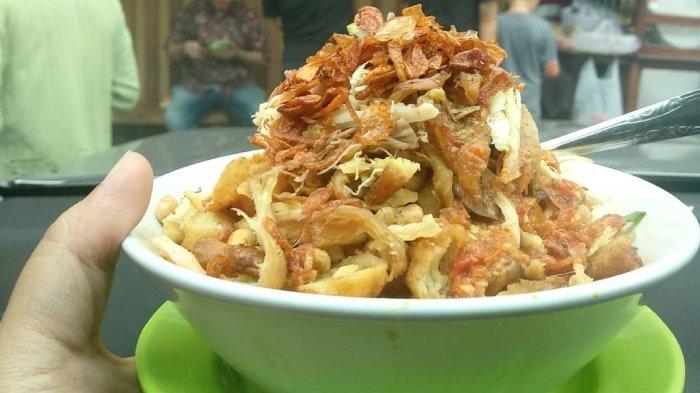 Bubur Ayam Mayong atau Bubur Ayam Samping BCA Khas Mayong di Jakarta Utara.