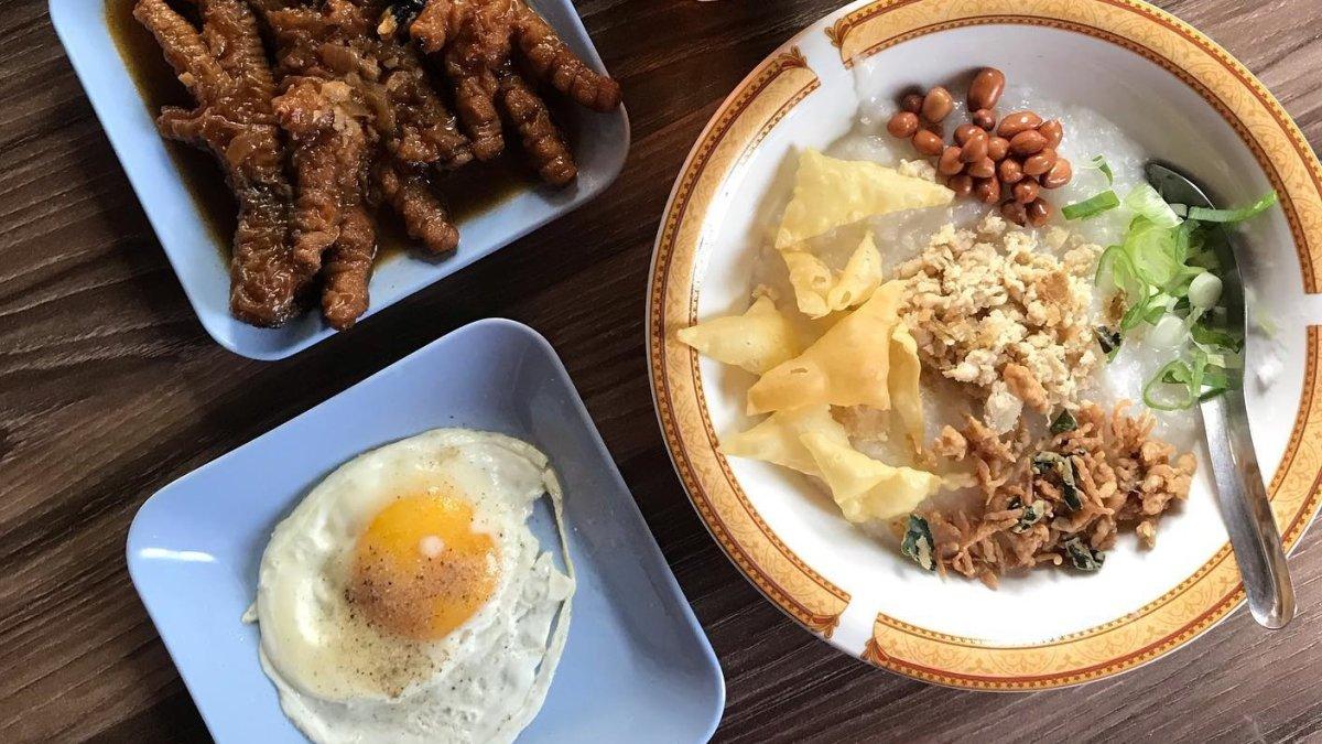 Bubur Mas Brengos, satu bubur ayam di Solo Jawa Tengah buat menu sarapan enak, murah, dan mengenyangkan.