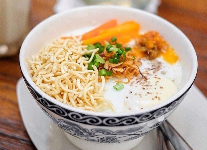 Bubur Yoyong, satu bubur ayam di Jogja buat sarapan enak, murah dan mengenyangkan.