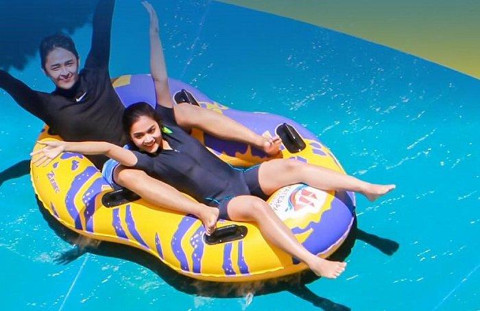 WISATA MAKASSAR - Pengunjung tengah menikmati keseruan wahana di Bugis Waterpark Adventure, Rabu (2/4/2025).