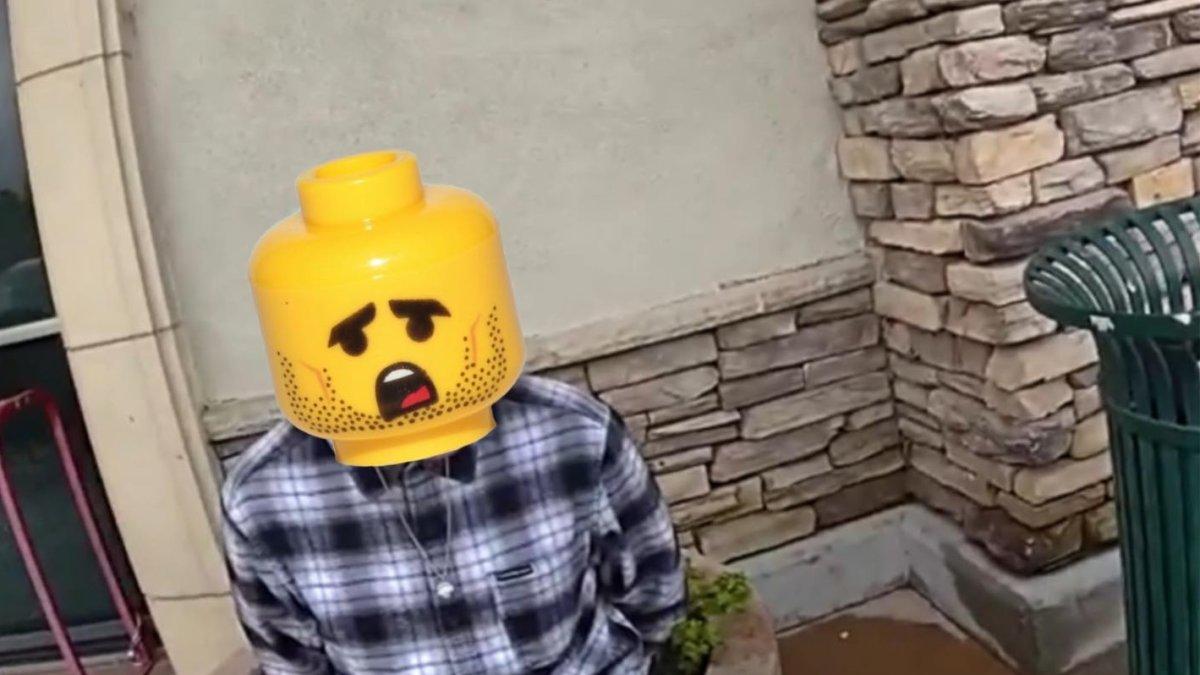 Bukan tanpa alasan Kepolisian Murrieta di California memposting foto tersangka dengan kepala lego.