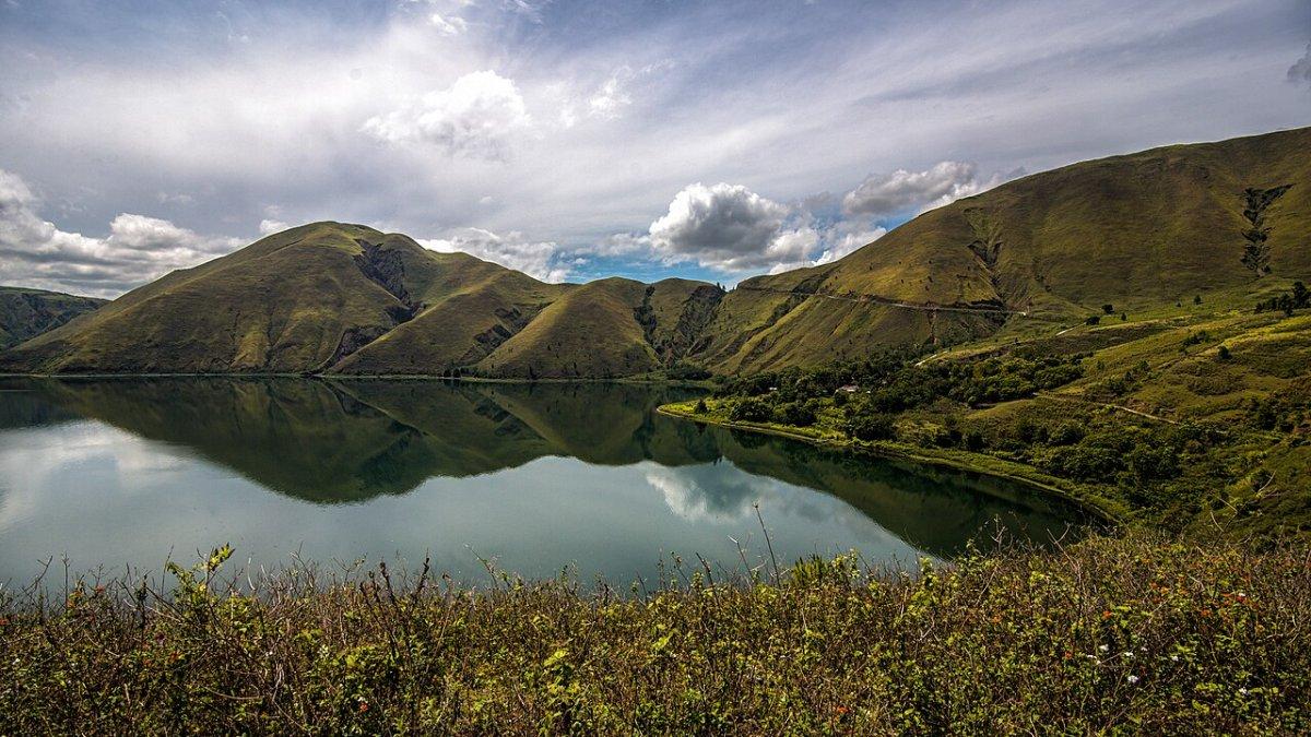 Bukit Holbung berlokasi di Desa Hariara Pohan, Kecamatan Pangururan, Kabupaten Samosir, Sumatera Utara.