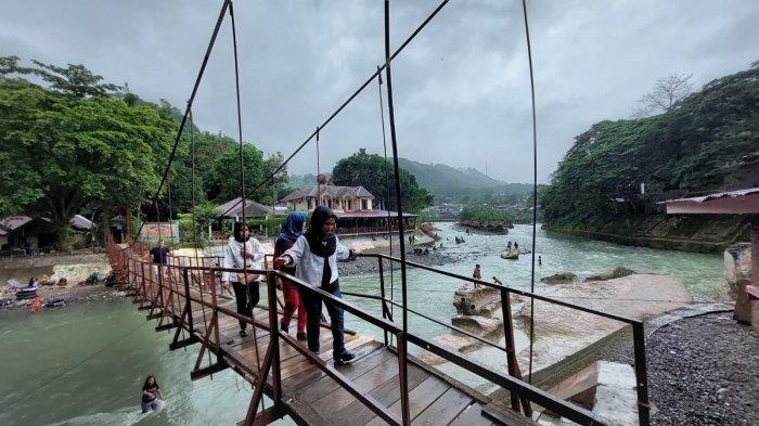 Bukit Lawang, satu tempat wisata terbaik di Langkat Sumatera Utara buat liburan akhir tahun.