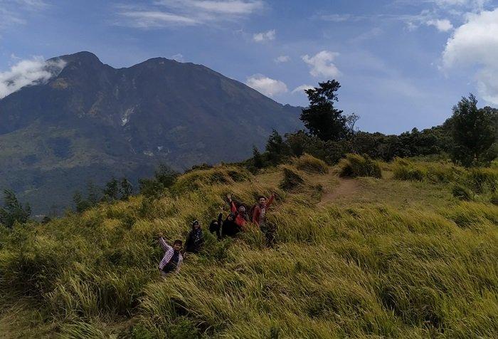 WISATA BUKIT MONGKRANG - Pemandangan Gunung Lawu dilihat dari Bukit Mongkrang di Karanganyar, Jawa Tengah. Bukit Mongkrang kerap kali menjadi pilihan menarik bagi para pendaki pemula.