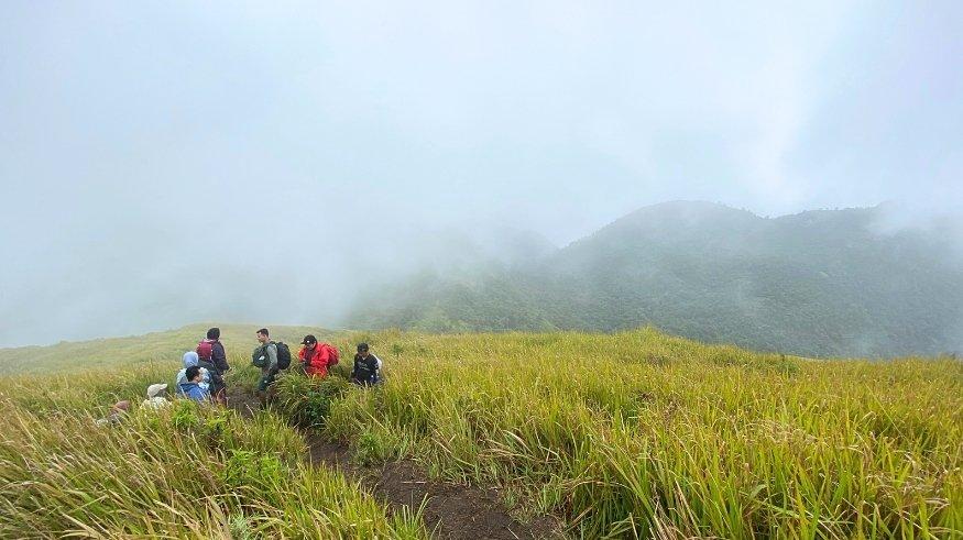 PUNCAK MONGKRANG - Sejumlah pendaki berjalan mendaki menuju puncak Bukit Mongkrang di Tawangmangu, Karanganyar, Minggu (14/11/2021).
