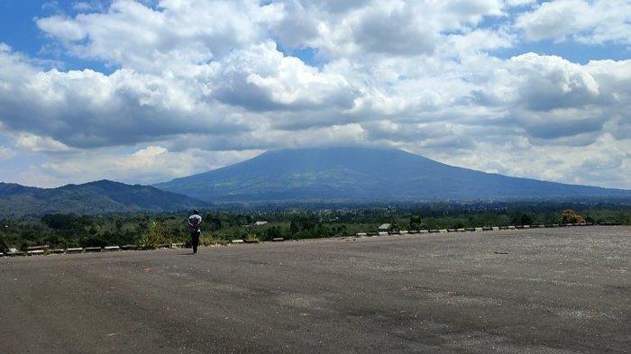 Tampak pemandangan Gunung Dempo dari kawasan Bukit Padang Serunting Kota Pagar Alam. Kawasan ini bisa menjadi salah satu destinasi wisata di Pagar Alam.